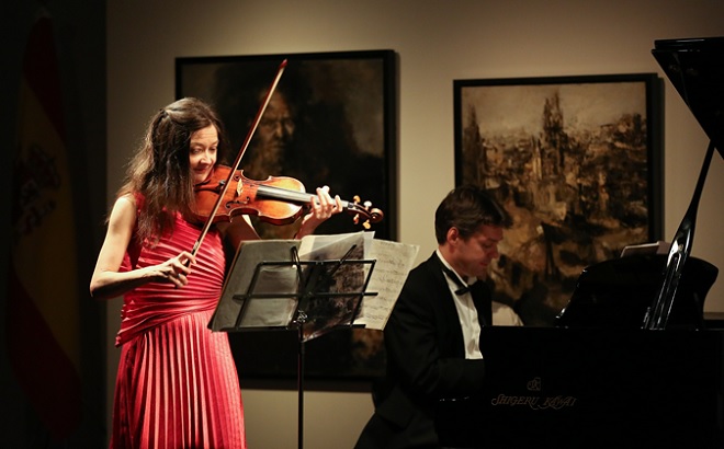 バイオリニスト リナ・トゥール・ボネ氏、ピアニスト ダニエル・クーヤヴェツ氏による演奏風景