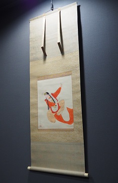 In “Miyabi to Aware (Chivalrous Grace and Sorrow)” Exhibition, “Warawa-mai (Child-dance)” and “Tsuru-uchi (Twang Bow-strings)” painted by Yasuda Yukihiko are displayed.